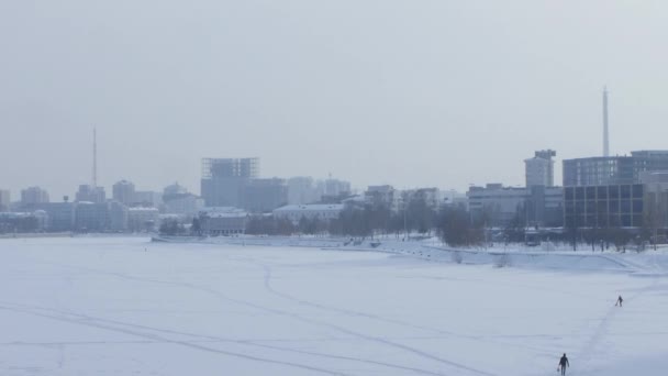 Blick auf neue Wolkenkratzer der Stadt Moskau im Winter. Stadt im Winter. Wintergartenhaus Wolkenkratzer. yekaterinburg. Einige Wolkenkratzer bleiben in der Nähe und schöne Landschaft der Stadt im Winter mit Schnee. Gebäude — Stockvideo