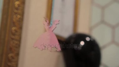 Sevimli oyuncak bir ipte asılı elbise şeklinde. Dükkanı kukla. Moda Tasarımcısı giysi Maker kukla Studio Draping. Manken veya üzerinde terziler mankenle alışveriş arka plan üzerinde. Moda