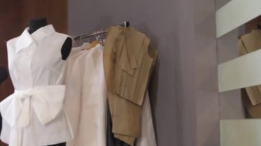 Terzi ve manken moda stüdyosu. Terzi stüdyoda çalışıyor. Tedbirleri almak. Beyaz manken fron ışığın içinde