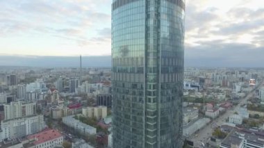 Gökdelen ve çok güzel bir şehir görünümü üzerinde uçan. Büyük bilding Russia.A modern iş merkezi gökdelen hava anketi. Yüksek bir binanın havadan görünümü. Gökdelen Vysotsky.Yekaterinburg anteni