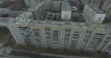 Şehir hava anketi. Rus şehri üzerinde gökten görüntüleyin. Hava şehir manzaralı evler, sokaklar ve parklar. Gri gökyüzü ve garajlar gerçekten yerleşim bölgesi. Sokakta hava anket nerede çok sürücü
