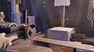 Disk öğütücü atölye ile metal testere ustası. Metal testere kapatın. Metal testere üretim işçisi. Metal, Demir işleme. makine üzerinde çalışan. Çalışan bir metal metal kesme