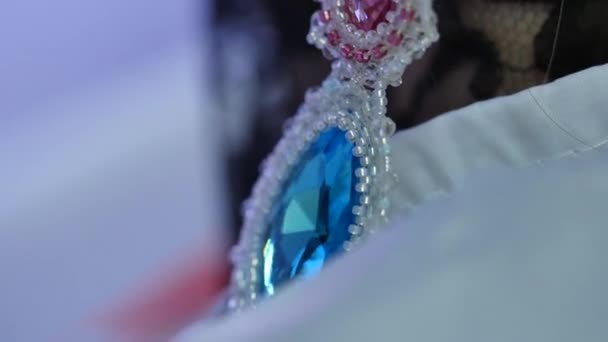 令人惊异的蓝色宝石。辉煌的耳环。选择性的焦点 — 图库视频影像