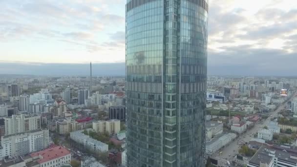 Volando sobre rascacielos y muy hermosa vista de la ciudad.Estudio aéreo de rascacielos de gran bilding en Rusia.Un moderno centro de negocios.Vista aérea de un edificio alto.Rascacielos Vysotsky.Yekaterinburg Aerial — Vídeos de Stock