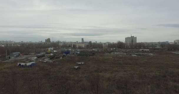 Inquérito aéreo na cidade. Vista do céu na cidade russa. Vista aérea da cidade em casas, ruas e parques. Céu cinzento e garagens bairro realmente residencial. Inquérito aéreo na rua onde dirigem muito — Vídeo de Stock