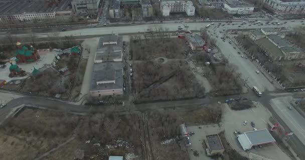Flygfotografering på staden. Visa från himlen på ryska staden. Aerial stadsutsikt på hus, gator och parker. Grå himmel och garage riktigt bostadsområde. Flygfotografering på gatan där kör mycket — Stockvideo