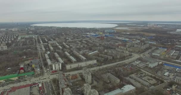 Relevé aérien de la ville. Vue du ciel sur la ville russe. Vue aérienne sur la ville des maisons, des rues et des parcs. Ciel gris et garages vraiment quartier résidentiel. Sondage aérien dans la rue où conduire beaucoup 