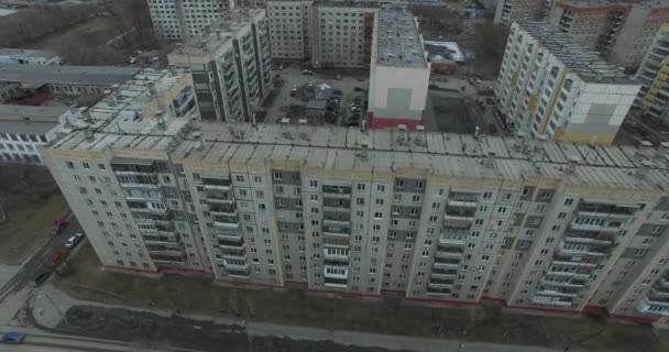 空中都市調査。ロシアの都市の空からの眺め。空中都市住宅、道路や公園の観灰色の空とガレージの本当に住宅街です。路上の航空測量、たくさんドライブ — ストック動画