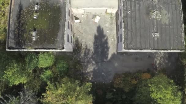 Sorvolando l'edificio in mezzo alla foresta. Indagine aerea sull'esterno dell'ospedale abbandonato. Una vista solitaria dell'edificio. L'edificio è stato abbandonato quasi vent'anni fa, ma mai — Video Stock