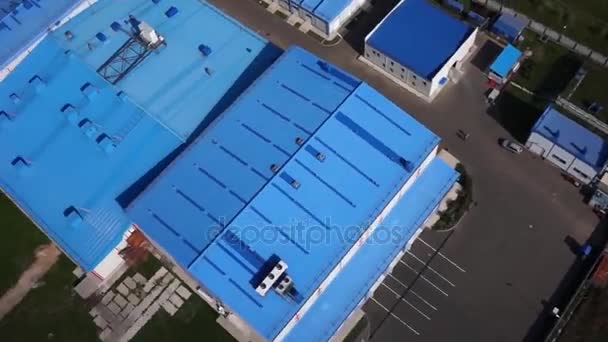 Летит над фабрикой с голубой крышей. воздушный вид очистных сооружений во Вроцлаве. Воздушная съемка завода в центре поля — стоковое видео