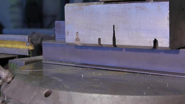 Tiskové lisy kovový profil. Tiskové lisy oceli bar. List z kovu a rukou pracovníka, který pracuje na stroji. stiskněte svorky hliníkový panel nebo profil. Příprava na řezání kovu. Stroje na