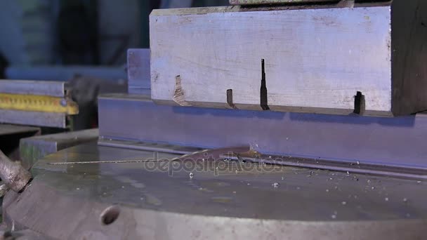 Circular saw for cutting aluminum. Sawing metal. Circular saw cutting metal profile or metal bar. Pressed in the press bar of metal or aluminium circular saw cuts smoothly and flying debris. Pendular — Stock Video