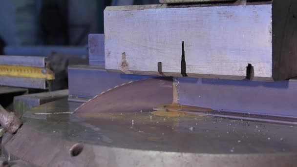 Circular saw for cutting aluminum. Sawing metal. Circular saw cutting metal profile or metal bar. Pressed in the press bar of metal or aluminium circular saw cuts smoothly and flying debris. Pendular — Stock Video