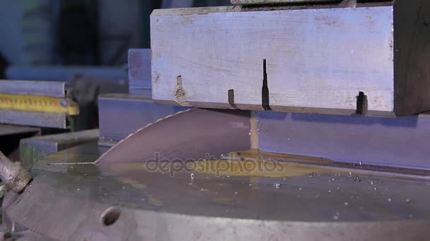 Circular saw for cutting aluminum. Sawing metal. Circular saw cutting metal profile or metal bar. Pressed in the press bar of metal or aluminium circular saw cuts smoothly and flying debris. Pendular — Stock Video
