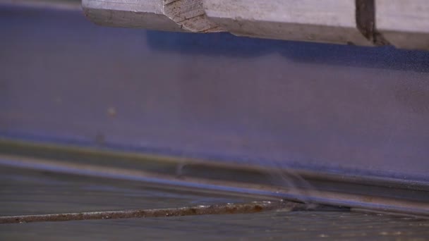 Scie circulaire pour couper l'aluminium. Scier du métal. Scie circulaire coupe profil métallique ou barre métallique. Pressé dans la barre de presse en métal ou en aluminium scie circulaire coupe en douceur et des débris volants. Pendulaire 