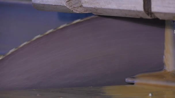 Scie circulaire pour couper l'aluminium. Scier du métal. Scie circulaire coupe profil métallique ou barre métallique. Pressé dans la barre de presse en métal ou en aluminium scie circulaire coupe en douceur et des débris volants. Pendulaire 