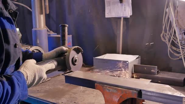 Hantverkaren sågning metall med disk kvarn i verkstad. Sågning av metall närbild. Arbetare i produktionen sågning metall. Bearbetning av metall, järn. arbetaren på maskinen. Arbetare skära metall med en metall — Stockvideo