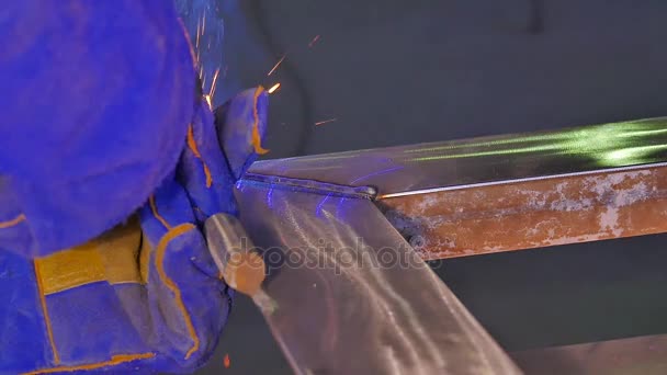 Soldadura de metal con chispas y humo. Trabajador con máscara protectora de soldadura de metal. Soldador se une a piezas de metal. Proceso de soldadura semiautomática. Soldadura de acero. Trabajador industrial en la fábrica — Vídeo de stock