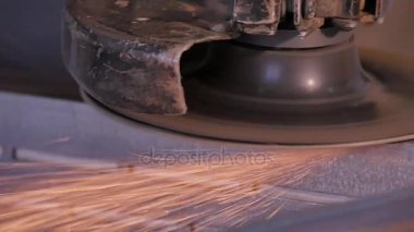 Disk öğütücü atölye ile metal testere ustası. Metal kıvılcım uçan taşlama. Çelik fabrika düşük hızlı çekim yapısında taşlama elektrikli tekerlekli. metal ile turuncu uçan taşlama