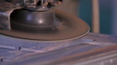 Disk öğütücü atölye ile metal testere ustası. Metal kıvılcım uçan taşlama. Çelik fabrika düşük hızlı çekim yapısında taşlama elektrikli tekerlekli. metal ile turuncu uçan taşlama