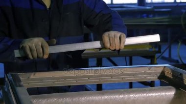 Fabrika önünde makine tartışırken alt takım. Üretim Tasarım çalışma takma parçaları toplayın. Çalışan veya çalışan bir detay kırpar. Eski mekanik işleri, Torna. İşçi iş sabit