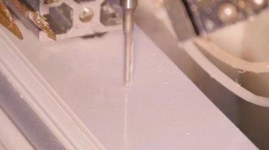 Alüminyum ve metal delinmiştir delik. Alüminyum veya metal metal atölyesinde closeup sondaj. Yassı çelik plaka Delme tezgah matkap ile çalışan. Alüminyum ve metal kesme delik üzerinde sıkıcı