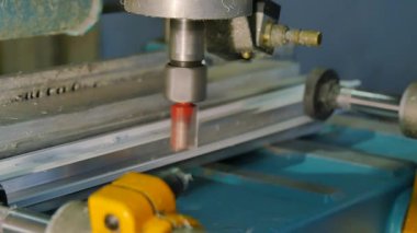 Parlatma metal parçalar elmas uçlu matkap. Alüminyum ve metal elektrikli matkap kullanarak delinmiştir delik. Metal delme formunda. Metal kilitlendiğinde matkap. Alüminyum veya metal delme