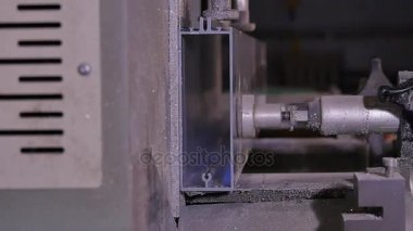 Daire testere kesme alüminyum için. Metal testere. Dairesel kesme metal profil ya da metal çubuk görmedim. Vitray imalatı için bir profili kesti. Yeni bir plastik pencere yapma. Vitray. Yapma