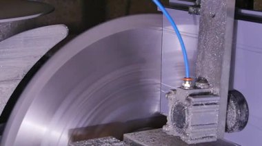 Daire testere kesme alüminyum için. Metal testere. Dairesel kesme metal profil ya da metal çubuk görmedim. Vitray imalatı için bir profili kesti. Yeni bir plastik pencere yapma. Vitray. Yapma