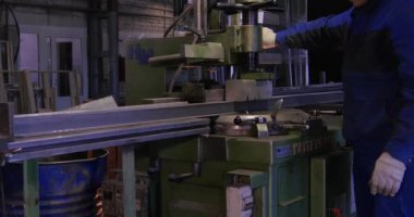 Haddehane haddeleme makine çelik sac. Üst karakter etkisi eğ. İşçi olarak makine metal profil taşır. Metal profil kanal kullanılmak üzere yapıları, depo. Konveyör çelik. Levha vardır