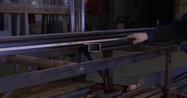 Haddehane haddeleme makine çelik sac. Üst karakter etkisi eğ. İşçi olarak makine metal profil taşır. Metal profil kanal kullanılmak üzere yapıları, depo. Konveyör çelik. Levha vardır