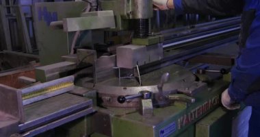 Daire testere kesme alüminyum için. Metal testere. Dairesel kesme metal profil ya da metal çubuk görmedim. Metal veya alüminyum dairesel testere sorunsuz keser ve uçan enkaz basın barda bastırdı. işçi