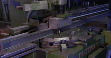 Daire testere kesme alüminyum için. Metal testere. Dairesel kesme metal profil ya da metal çubuk görmedim. Metal veya alüminyum dairesel testere sorunsuz keser ve uçan enkaz basın barda bastırdı. işçi