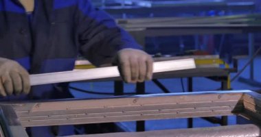 Fabrika önünde makine tartışırken alt takım. Üretim Tasarım çalışma takma parçaları toplayın. Çalışan veya çalışan bir detay kırpar. Eski mekanik işleri, Torna. İşçi iş sabit