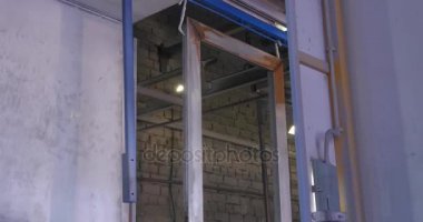 Alt resim gemi gövde Airbrush siyah boya kullanarak. Metal yüzey bitirme: profesyonel fabrika kadın ressam alt resim metal ile silah imalatı otomatik toz kaplama hattı. Atölye