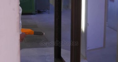 Alt resim gemi gövde Airbrush siyah boya kullanarak. Bir çalışan bir özel şekil renk ayrıntıları. Metal yüzey bitirme: profesyonel fabrika kadın ressam alt resim metal silah ile