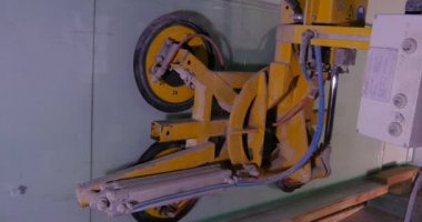 Eş işçi emme fincan çift camlı pencere üretimi cam holding ile. Bir taşıma holding cam. Pnömatik emme fincan Asansör büyük cam üretimi üzerinde kullanarak. İşçi emme kapatın