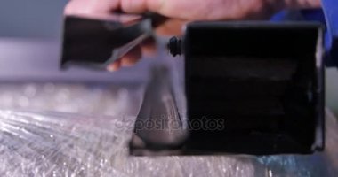 Fabrika önünde makine tartışırken alt takım. Üretim Tasarım çalışma takma parçaları toplayın. Çalışan veya çalışan bir detay kırpar. Metal profil yapma. Eski mekanik çalışıyor