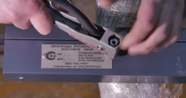 İşçi montaj Pvc kapı ve pencere. İmalat işleri. Seçici odak. Alüminyum ve Pvc pencere ve kapı üretimi için fabrika. Delikli metal plaka mobilya vida ve fındık. İşçiler