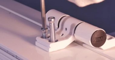 İnşaat işçisi pencere üretimi üzerinde yükleme. Cam paneller için Pvc pencere eşiği montaj işçi. İmalat işleri. Alüminyum ve Pvc pencere ve kapı üretimi için fabrika. Yükleme