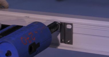 İşçi montaj Pvc kapı ve pencere. İmalat işleri. Seçici odak. Alüminyum ve Pvc pencere ve kapı üretimi için fabrika. Delikli metal plaka mobilya vida ve fındık. İşçiler