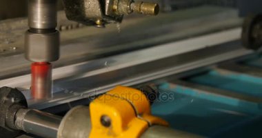 Parlatma metal parçalar elmas uçlu matkap. Makine üzerindeki gereksiz parçalar kesin. Alüminyum ve metal elektrikli matkap kullanarak delinmiştir delik. Metal delme formunda. Kilit üzerinde matkap