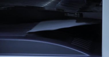 Adam bir parça kağıt kopyalama aygıt koyarak eller. Eylem yazıcı. Yazıcı kağıt yazdırır. Yazdırma, kopyalama ve iş belgeleri tarayın. adam el kopyalama dışında bir kağıdın koyarak