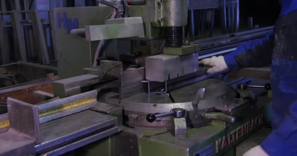 Serra circular para cortar alumínio. Serrar metal. Serra circular corte perfil de metal ou barra de metal. Pressionado na barra de imprensa de metal ou alumínio cortes de serra circular suavemente e detritos voadores. trabalhador — Vídeo de Stock