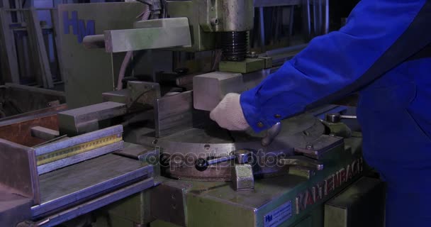 Serra circular para cortar alumínio. Serrar metal. Serra circular corte perfil de metal ou barra de metal. Pressionado na barra de imprensa de metal ou alumínio cortes de serra circular suavemente e detritos voadores. trabalhador — Vídeo de Stock