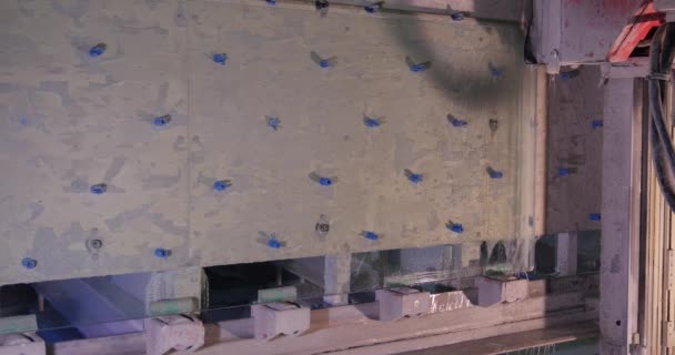 Kotoučová pila řeže vrstveného skla. Pila řeže více vrstvami skla. speciální výrobní stroj rozděluje formě předvalku sklem. Pilový broušeného skla. Circulacircular pilou čepel — Stock video