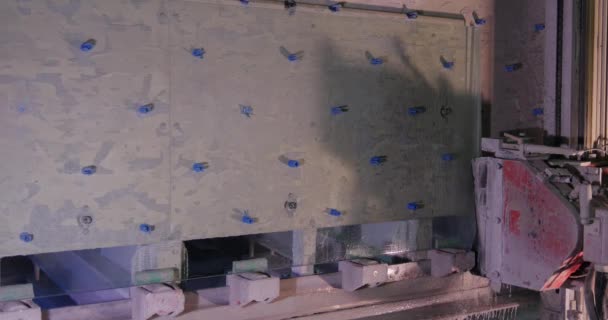 Circular saw cuts laminated glass. Saw cuts the multilayered glass. special production machine divides the form of the glass billet window. Circular saw cut glass. CirculaCircular saw blade cutting — Stock Footage Circular saw cuts laminated glass. Saw cuts the multilayered glass. special production machine divides the form of the glass billet window. Circular saw cut glass. CirculaCircular saw blade cutting Royalty Free Stock Video