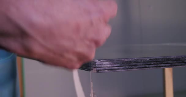 Het maken van het glas. Het maken van het glas voor window on vervaardiging. Glazen reinforcied door tape. Werknemer geplakt het glas. Na het slijpen werknemer gebruik van versterkende tape taping van de hoek van het glas. Plakken — Stockvideo