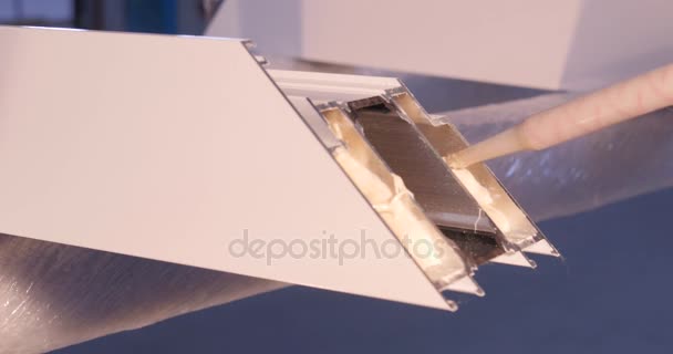 Τα χέρια του εργαζομένου, χρησιμοποιώντας ένα σωλήνα σιλικόνης για την επισκευή του παραθύρου εσωτερική. Παράθυρο λεπτομέρειες από αλουμίνιο. Εργαζόμενος κατασκευή εγκατάσταση παράθυρο στο χώρο εργασίας. Backview από old man χρησιμοποιώντας ένα σωλήνα σιλικόνης για — Αρχείο Βίντεο