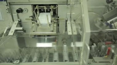iç hapları kutu ambalaj için bir ilaç endüstrisi ekipman. Otomatik optik inceleme makinesi, inceler şişeleri ve sıvı ve konteyner Defektlerde parçacıklar için ampul